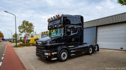 20251019-Tom-Holding-00464